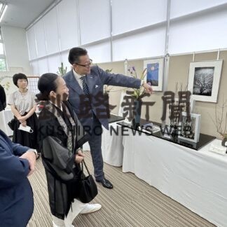 生け花と写真集コラボ　池坊荒木社中青年部が花展【根室】(2023-08-29)