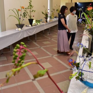 色とりどりの花会場彩る　華道家元池坊根室支部展【根室】(2023-08-06)
