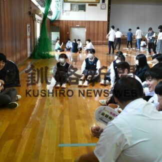 大学生の経験参考に　標茶高でカタリ場【標茶】(2023-08-30)