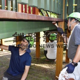 丸山公園内の木製遊具を塗装　ケイセイ中標津事業所【中標津】(2023-08-22)