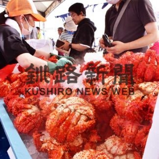 待ってた！真っ赤な「花咲」　４年ぶりかに祭り開幕【根室】(2023-08-27)