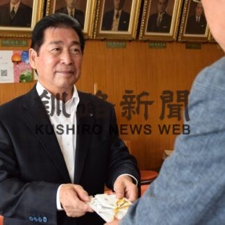 交通災害遺児福祉増進へ市に寄付　日本アマチュア歌謡連盟【釧路市】(2023-08-12)