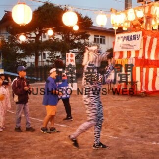 奇抜な衣装で盆踊り華やか　米町４町内会合同【釧路市】(2023-08-21)