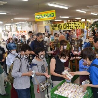 格安卵求め和商市場、長蛇の列【釧路市】(2023-08-26)