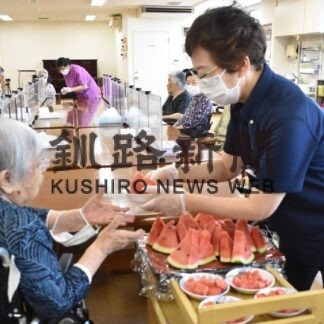 暑い夏、入居者スイカ楽しむ　はまなす睦館【釧路町】(2023-08-18)