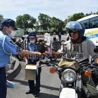バイク事故に注意を　弟子屈署が道の駅で交通安全啓発【弟子屈】(2023-08-09)