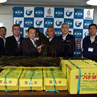 厚岸漁協、コンブ今年も町に寄贈【厚岸】(2023-08-18)