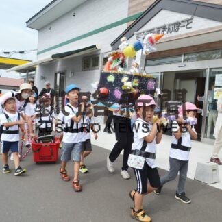 園児元気に「わっしょい」　手作りみこし練り歩き　音別認定こども園【釧路市】(2023-09-07)