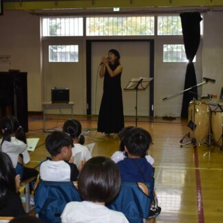 ジャズの魅力、児童に伝える　女性３人ユニット、標津小で演奏披露【標津】(2023-09-10)