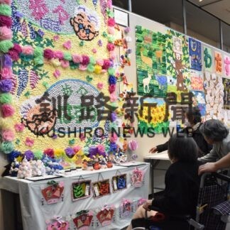 利用者らの力作並ぶ　シルバー作品展【釧路市】(2023-09-29)