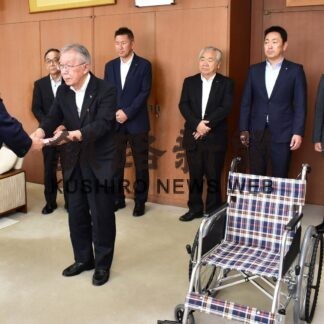 市に車椅子５台寄贈　釧根地区バス協会【根室】(2023-09-30)
