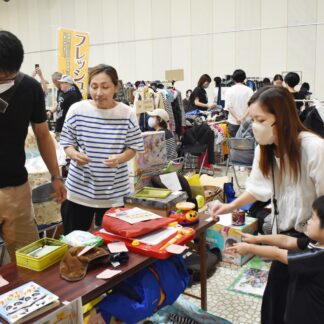 掘り出し物求め親子連れで盛況　３年ぶりフリマ【釧路市】(2023-09-05)