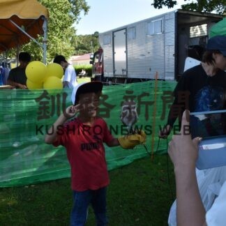 飲食満喫 動物触れ合いも　中標津まちなか賑わい秋の陣【中標津】(2023-09-12)