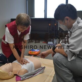救命処置 人形で訓練　釧路市家防員東地域協、消防本部で講習会【釧路市】(2023-09-27)