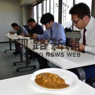 昆布森産コンブとホルモンでレトルトカレー開発　ふるさと納税返礼品に活用【釧路町】(2023-09-27)