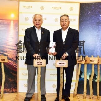 樹木名 一目で分かりやすく　町に名板９本寄贈　釧路信金【釧路町】(2023-09-03)