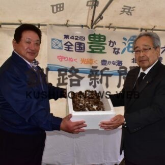 稚ウニ１００粒を放流　浜中沖の漁場に【浜中】(2023-09-20)