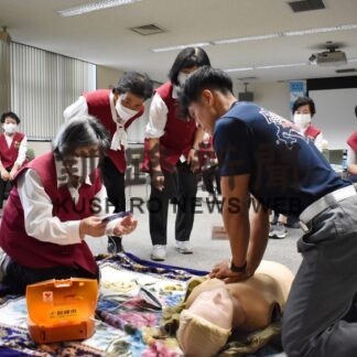 ＡＥＤを使った心肺蘇生法学ぶ　釧路家防員が講習【釧路市】(2023-09-12)