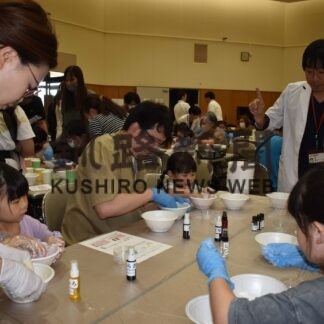 カラフルの入浴剤できたよ！　道科学大と根室市ラボ【根室】(2023-09-26)