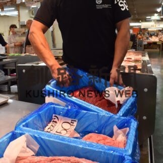 クジラ生肉店頭に　色良く軟らかい【釧路市】(2023-09-06)