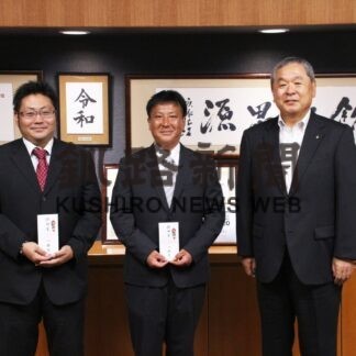 ４農家、全道共進会へ　役場で木村副町長が激励【白糠】(2023-09-21)