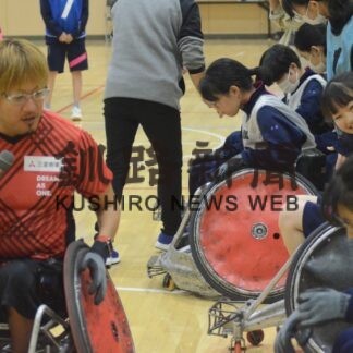 車いすラグビー池崎さん、釧路桜が丘中で授業【釧路市】(2023-10-03)
