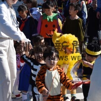 ハロウィーンイベントで園児が衣装で練り歩く【標津】(2023-10-29)
