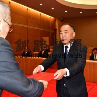 釧路町議選、１６人に当選証書付与【釧路町】(2023-10-24)