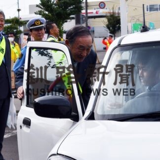 通行車両に夜光反射材など配布　交通安全協会啓発活動【中標津】(2023-10-08)