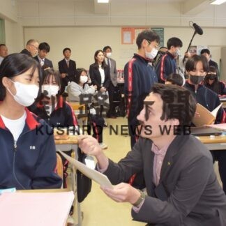 「本場の発音聞く時間を」　明海大副学長ら英語授業を視察【釧路市】(2023-10-18)