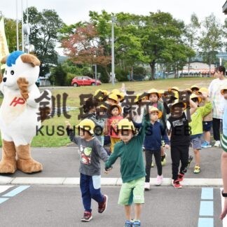 横断歩道の渡り方 園児しっかり確認　鶴居保育園で教室【鶴居】(2023-10-02)