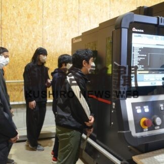 最新加工機器「すごい」　釧工業定時制が工場見学【釧路市】(2023-10-17)