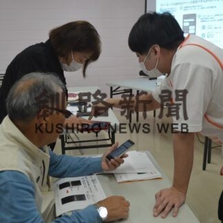 スマホ教室で設定、写真の撮り方学ぶ【白糠】(2023-10-29)