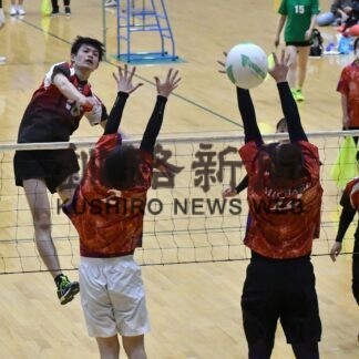 ２５チーム頂点競う　ソフトバレー大会【釧路市】(2023-10-03)