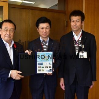 海づくり大会の切手寄贈　日本郵便道支社、開催地の厚岸町に【厚岸】(2023-10-04)