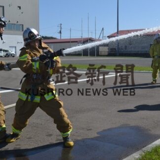 防火衣姿で放水訓練　白糠学園職業体験【白糠】(2023-10-18)