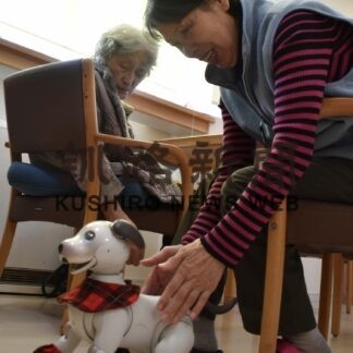 犬型ロボット 高齢者に癒やし　弟子屈の老人ホームで活躍【弟子屈】(2023-10-27)