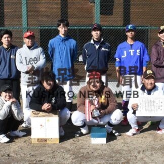 明生町内会（Ａブロック）４年ぶり優勝　ソフトボール中標津親睦大会【中標津】(2023-10-14)