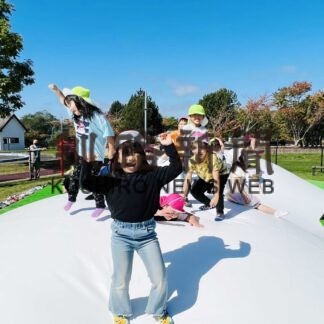 ふれあい公園に新遊具　トランポリンとブランコ【白糠】(2023-10-03)