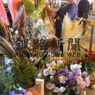 末広繁華街で花の移動販売　白糠のフラワー愛夢週末限定で【釧路市】(2023-10-06)