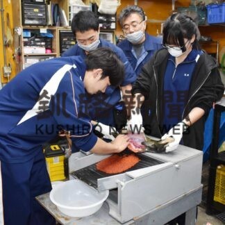サケの人工授精に挑戦　標津高生が解剖学習【標津】(2023-10-09)