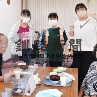 住民ら地域食堂で交流　看護学生も参加【釧路市】(2023-10-13)