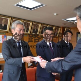 図書館資料充実へ　釧路西ロータリーク、市に１０万円寄付【釧路市】(2023-10-28)