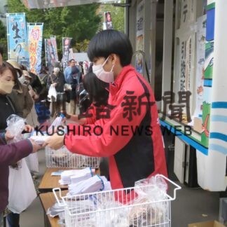 サンマ求め買い物客列　まるごと根室直送市【札幌】(2023-10-28)