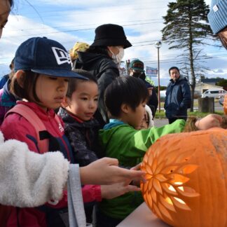 カボチャランタン作りに挑戦　幼児から大人１２０人楽しむ【中標津】(2023-10-25)