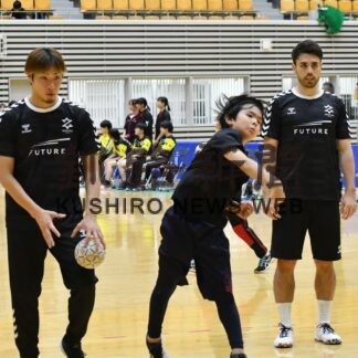 東京五輪ハンドボール代表土井選手ら講習会で小中高生に技術伝授【釧路市】(2023-10-09)