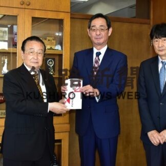 町に車いす５台寄贈　厚岸建設業協会【厚岸】(2023-10-07)