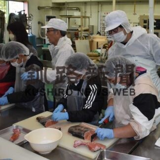サケの切り身作りに挑戦　川北小児童が漁業体験学習【標津】(2023-10-18)