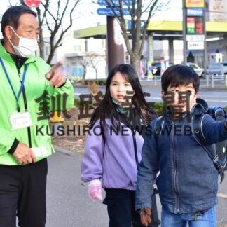 安心安全なまちへ、下校児童の見守り　地区保護司会【根室】(2023-11-15)