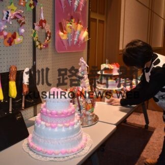 園児、児童生徒らの立体作品８７３点並ぶ　造形まつり【標津】(2023-11-08)